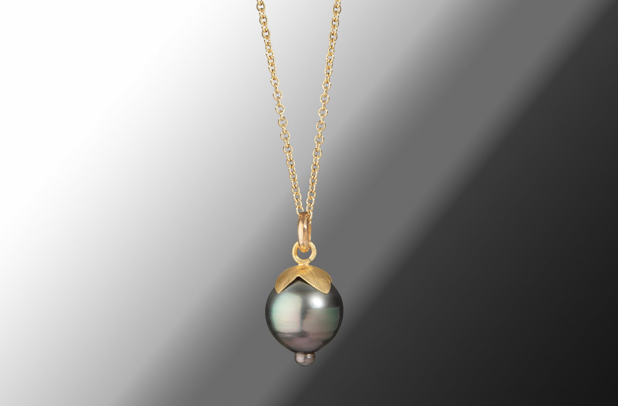 tahitian pearl pendant with 14K yellow gold cap. unique and handmade jewelry