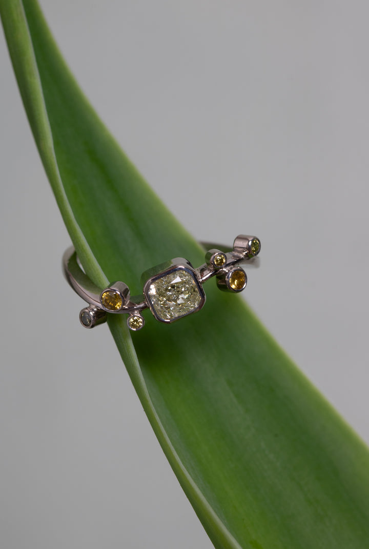 Multi-colored Curved Band Gold Ring (B699)