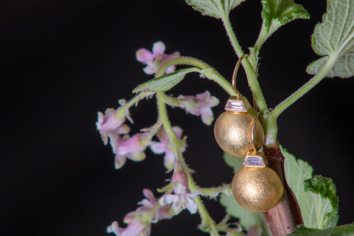 Gold Puffed-Coin Short Hanging Earrings (B492)
