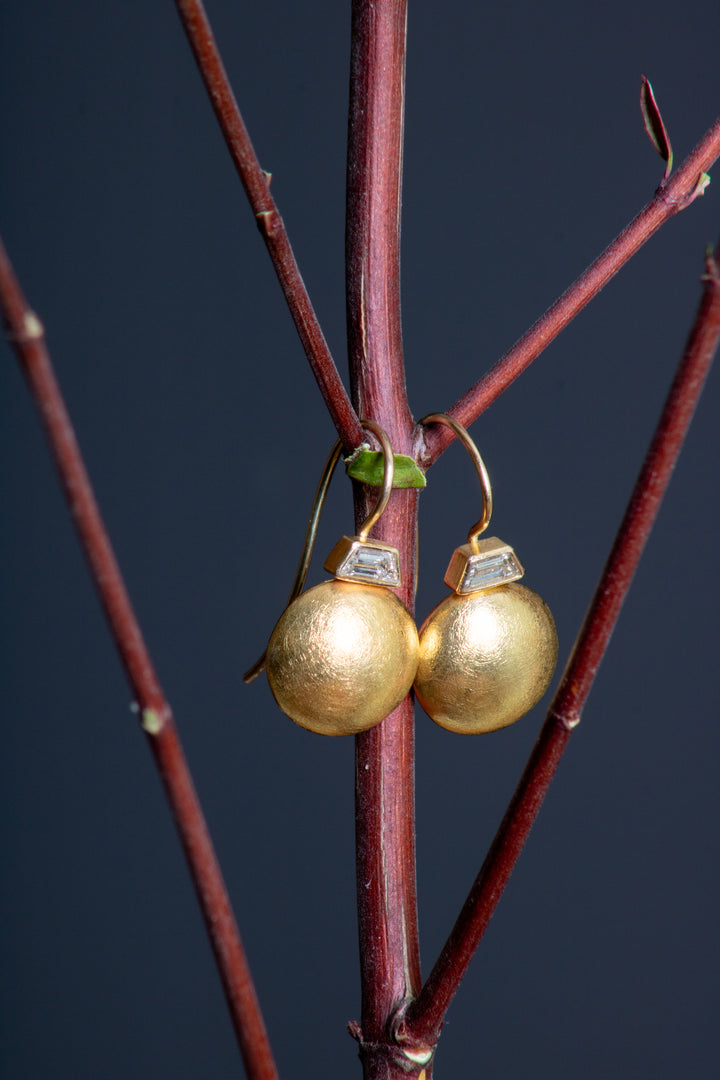 Gold Puffed-Coin Short Hanging Earrings (B492)