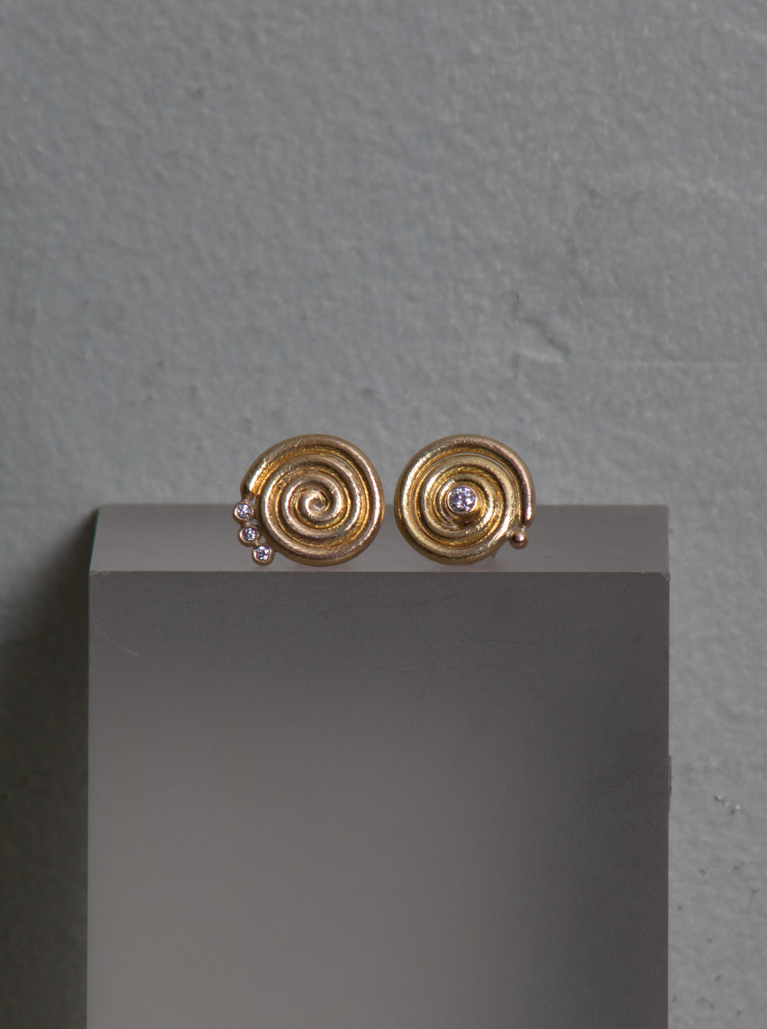 Swirl Design Stud Earrings (B510)