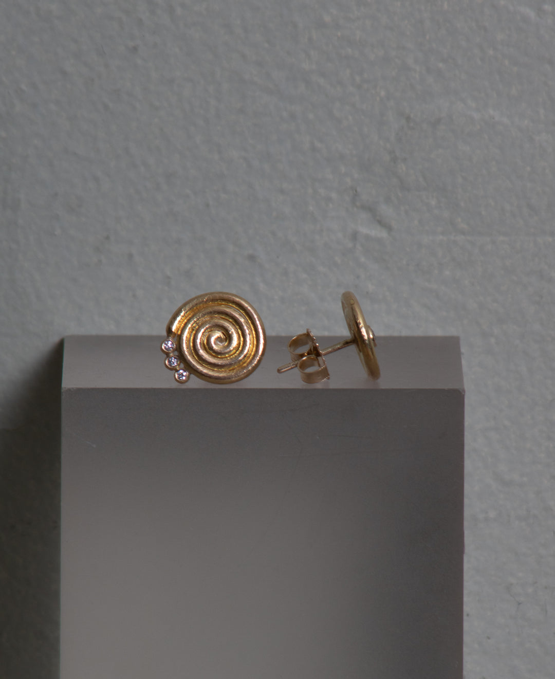 Swirl Design Stud Earrings (B510)