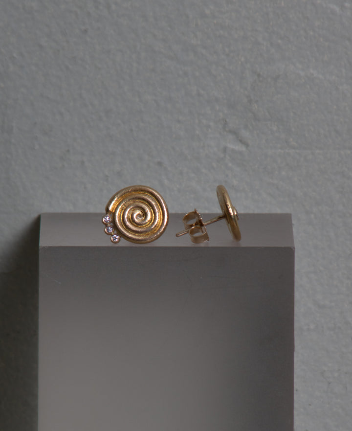 Swirl Design Stud Earrings (B510)