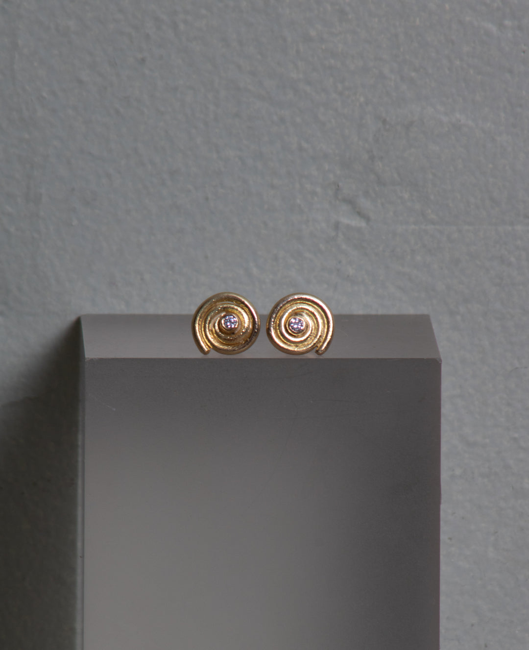 Swirl Design Stud Earrings (B512)