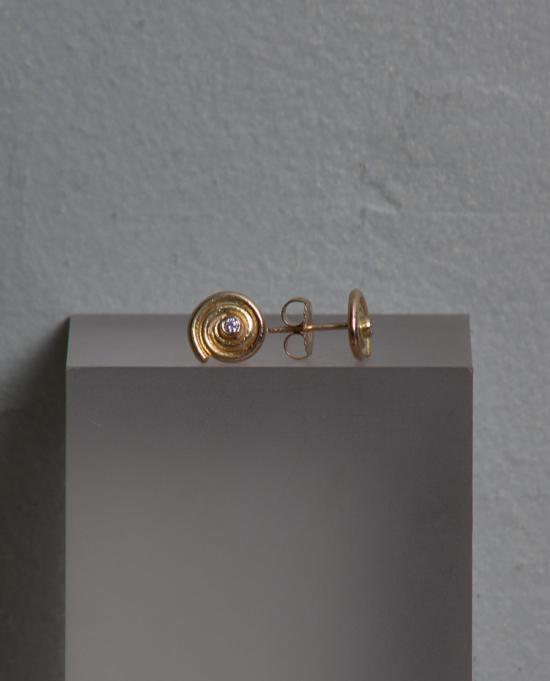 Swirl Design Stud Earrings (B512)