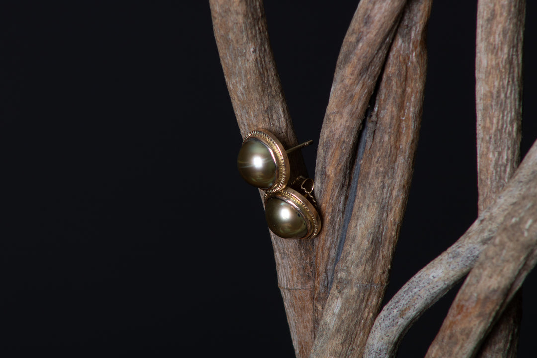 Pistachio Pearl Stud Earrings (B527)