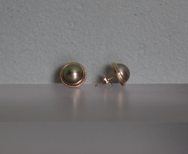 Pistachio Pearl Stud Earrings (B527)