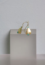 Load image into Gallery viewer, Emerald Petal Earrings (09419)
