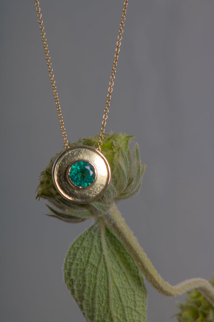 Round Emerald Tambor Necklace (B651)