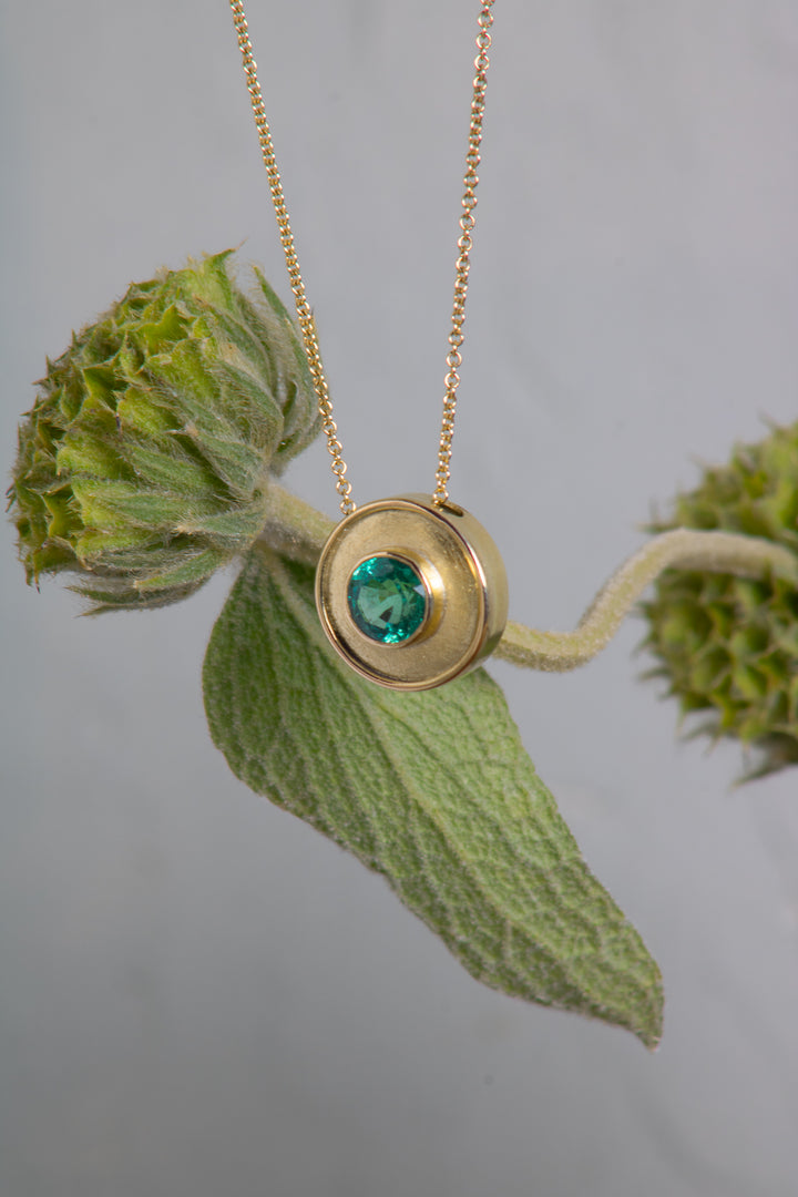 Round Emerald Tambor Necklace (B651)