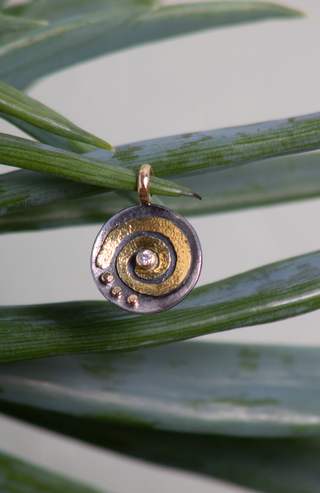 Disk Pendant with Gold Swirl (B545)