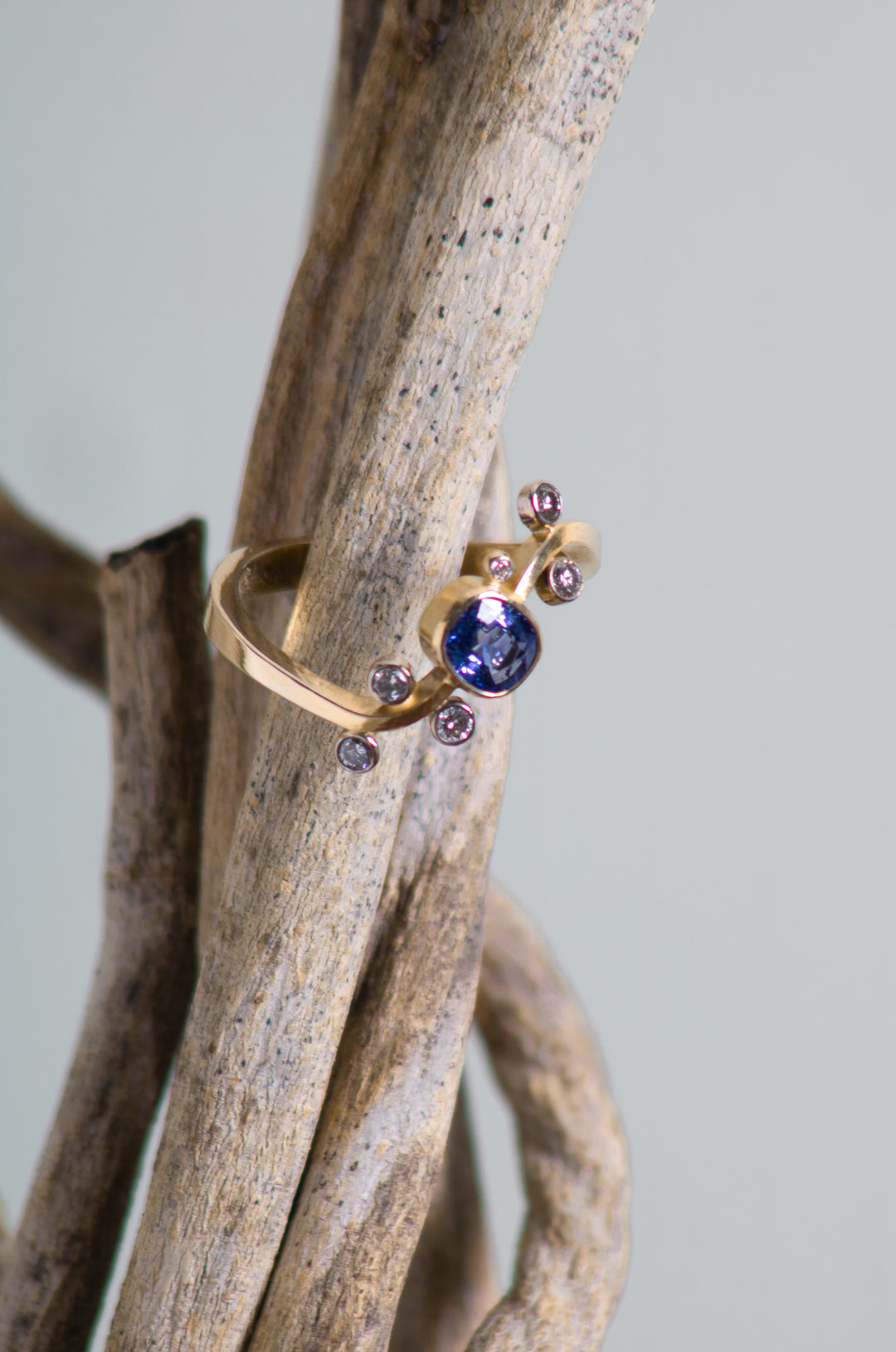 Blue Sapphire and Curved Band Gold Ring (B686)