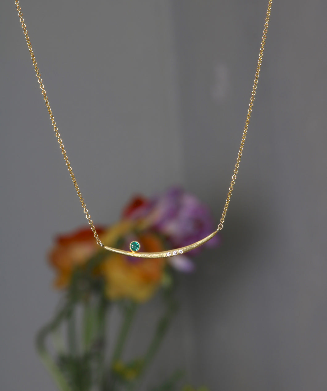 Curved Gold Bar and Emerald Necklace (09071)