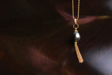 Load image into Gallery viewer, Tahitian Pearl and Gold Chain Tassel 06954 - Ormachea Jewelry
