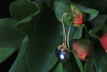 Load image into Gallery viewer, Tahitian Pearl Lotus Cap Earrings 07870 - Ormachea Jewelry
